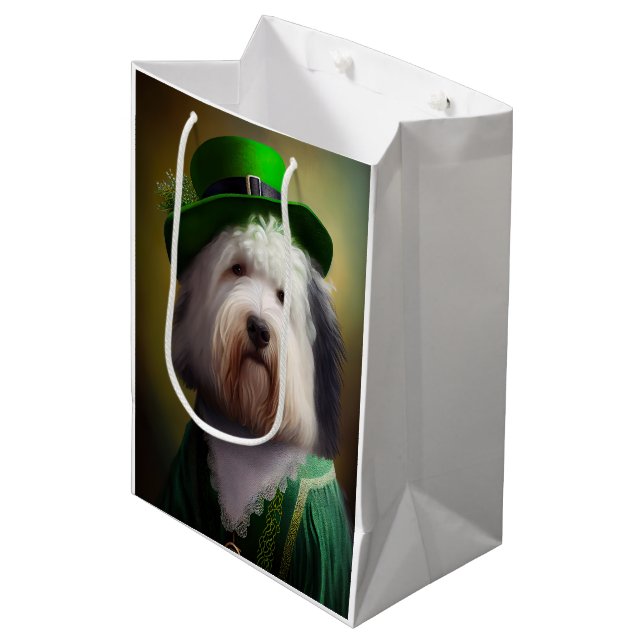 Sac Cadeau Moyen Old English Sheepdog en tenue de la Saint-Patrick (Devant Angle)