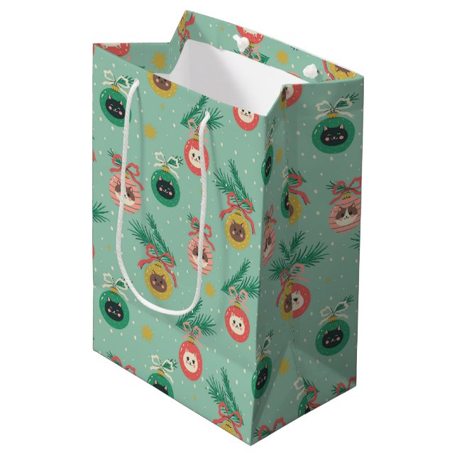 Sac Cadeau Moyen Ornements de chats sur Motif d'arbre (Devant Angle)