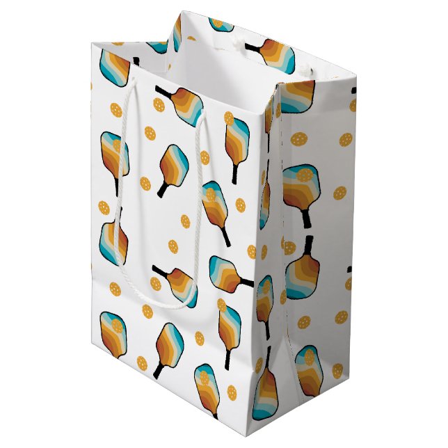 Sac Cadeau Moyen Pagaies de Pickleball Retro et Motif de Ball (Devant Angle)