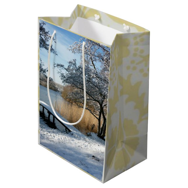 Sac Cadeau Moyen Paysage hivernal, scène enneigée. (Dos Angle)