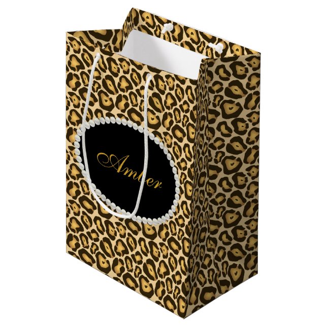 Sac Cadeau Moyen Perles d'empreinte de léopard et monogramme nommé (Devant Angle)