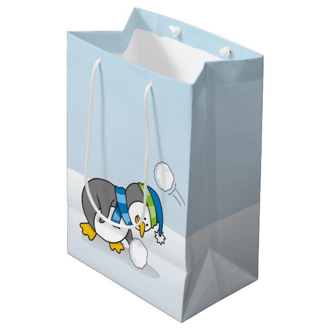 Sac Cadeau Moyen Petit manchot obtenant une boule de neige (Devant Angle)