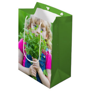 Sac Cadeau Moyen Petite fille aux mauvaises herbes pour l'anniversa