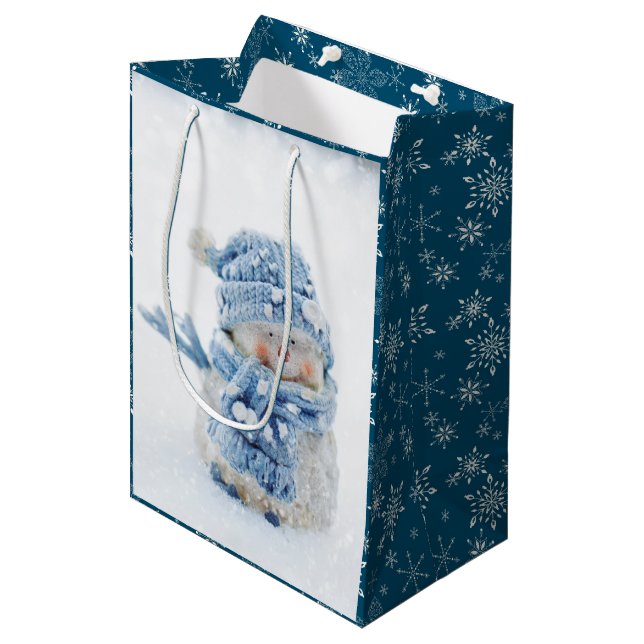 Sac Cadeau Moyen Photo d'un mignon bonhomme de neige en hiver - Noë (Devant Angle)