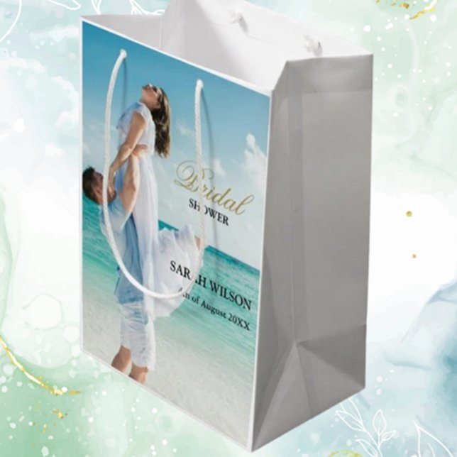 Sac Cadeau Moyen Photo personnalisée Mariage de plage moderne (Celebrate your special day with a custom photo beach wedding gift bag. Add a personal touch  )