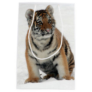 Sac Cadeau Moyen Photographie d'un bébé tigre dans la neige