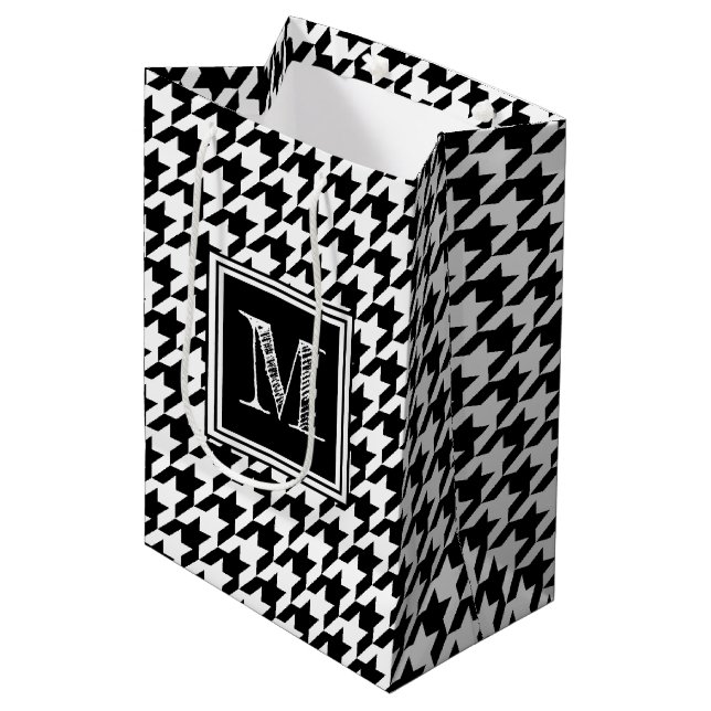 Sac Cadeau Moyen Pied de fond noir blanc | Monogramme moderne (Devant Angle)