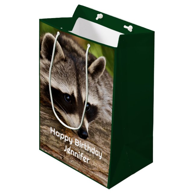 Sac Cadeau Moyen Raccoon mignon reposant sur un journal (Devant Angle)