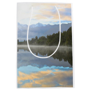 Sac Cadeau Moyen Réflexion des arbres du lac Misty Nature paisible