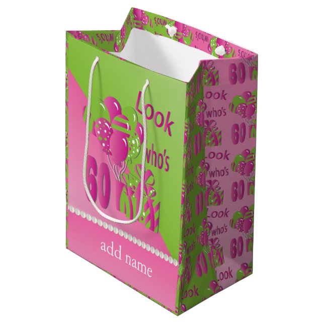 Sac Cadeau Moyen Regardez qui a 60 ans en rose - 60e anniversaire (Devant Angle)