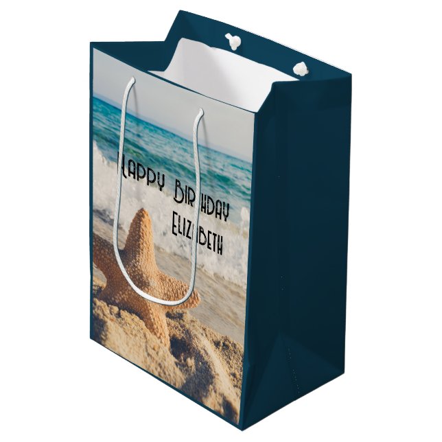 Sac Cadeau Moyen Starfish sur une plage de sable Photo (Devant Angle)