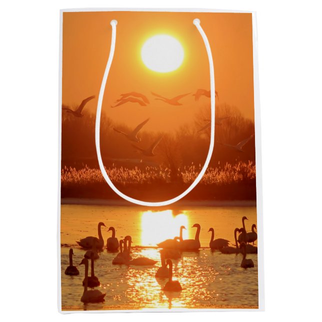 Sac Cadeau Moyen Swans dans le lac au coucher du soleil (Devant)