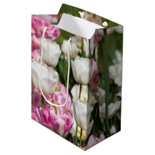 Sac Cadeau Moyen Tulipes blanches et roses vives par une journée en