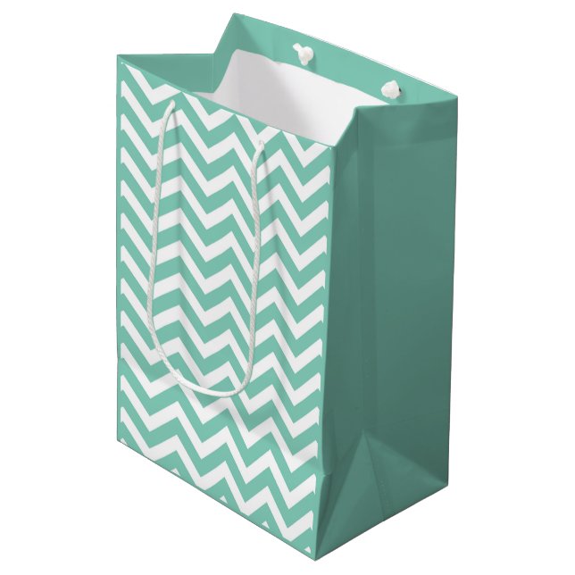 Sac Cadeau Moyen Turquoise Pastel et Chevron Mariage Anniversaire B (Devant Angle)