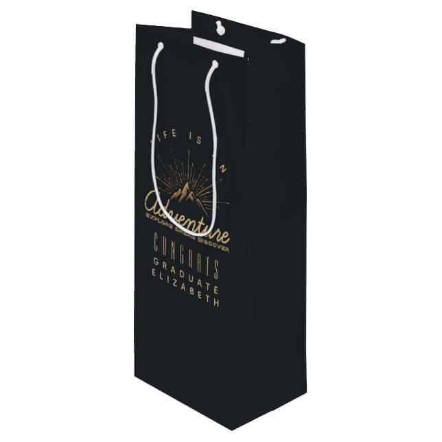 Sac Cadeau Pour Bouteille Mountain Adventure Rustic Congrats Graduate (Devant Angle)