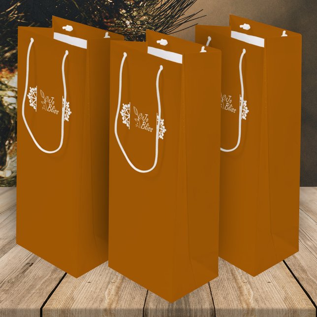 Sac Cadeau Pour Bouteille Orange Spice, Flocons de neige blancs, Promo du lo (orange gift bags with white company logo and white snowflakes, promotional gift packaging)