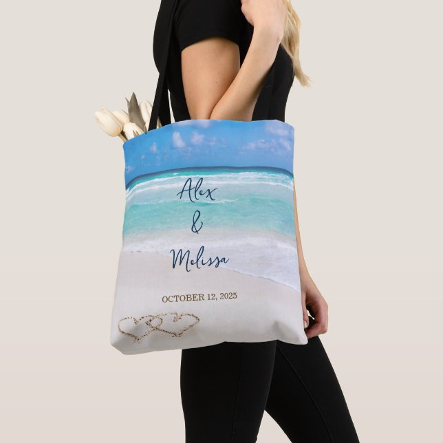 Sac de plage de mariage sur la plage (De près)
