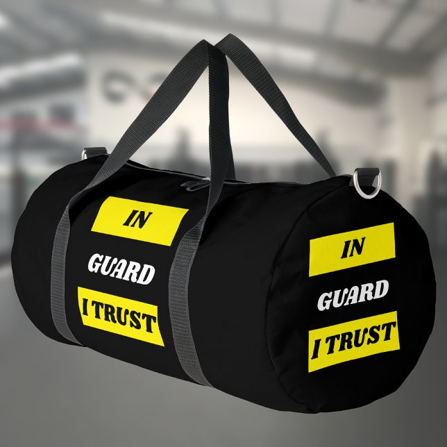 Sac De Sport BJJ Personnalisé En Garde Je Crois Jiu Jitsu (In Guard I trust bag against a gym background.)