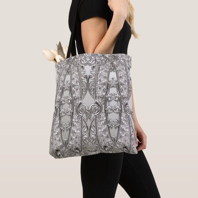 Sac fourre-tout moderne orné d'argent (De près)