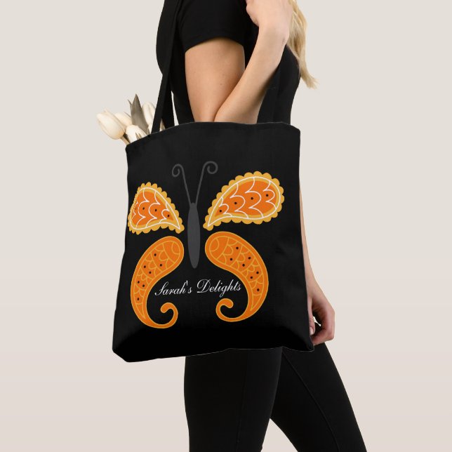 Sac fourre-tout noir avec papillon. (De près)