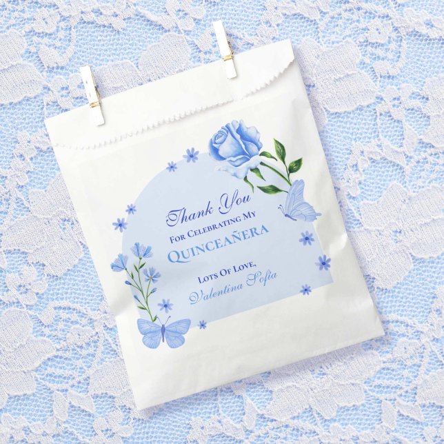 Sachets En Papier Bébé Bleu Roses & Papillon Floral Quinceañera (Baby Blue Roses & Butterfly Floral Quinceañera Favor Bag)