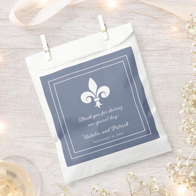 Sachets En Papier Dusty Blue Fleur de Lis Wedding Favor Bags (Coupé)