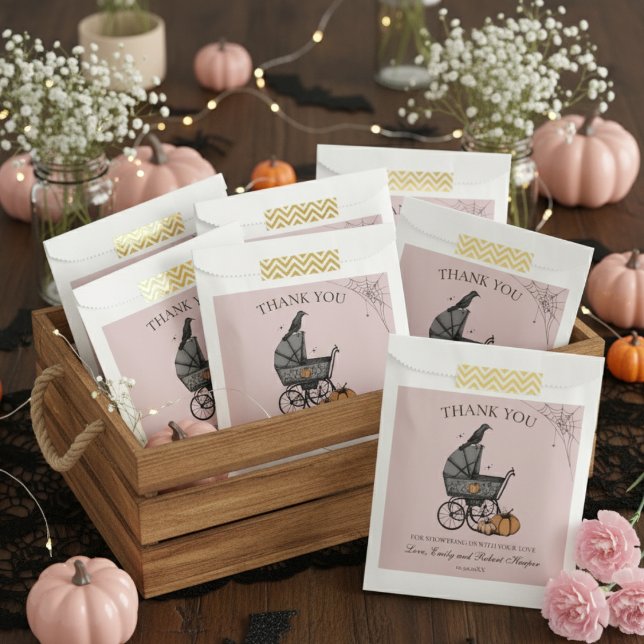 Sachets En Papier Gothique rose bébé transport Baby shower Merci (Pink Gothic Halloween Baby Shower Favor Bag. Cute Spooky Vintage Baby Carriage, Pumpkins, Black Crow)