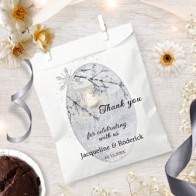 Sachets En Papier Lanterne Lit aux bougies dans Mariage de neige éti (Winter wedding favor gift bag featuring a candle lit lantern in sparkling snow.)