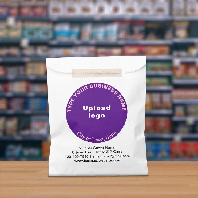 Sachets En Papier Marque d'affaires ronde violet sur sac en papier (Paper bag with purple round business branding displayed in a store)