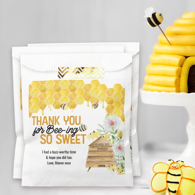 Sachets En Papier Merci pour l'abeille si doux Beehive Honeycomb (Thank you for Bee-ing so Sweet, bee theme birthday party favor bags. What will you name the beehive?)