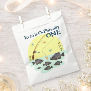 Sachets En Papier Pêcher le premier poisson de merlan d'un enfant