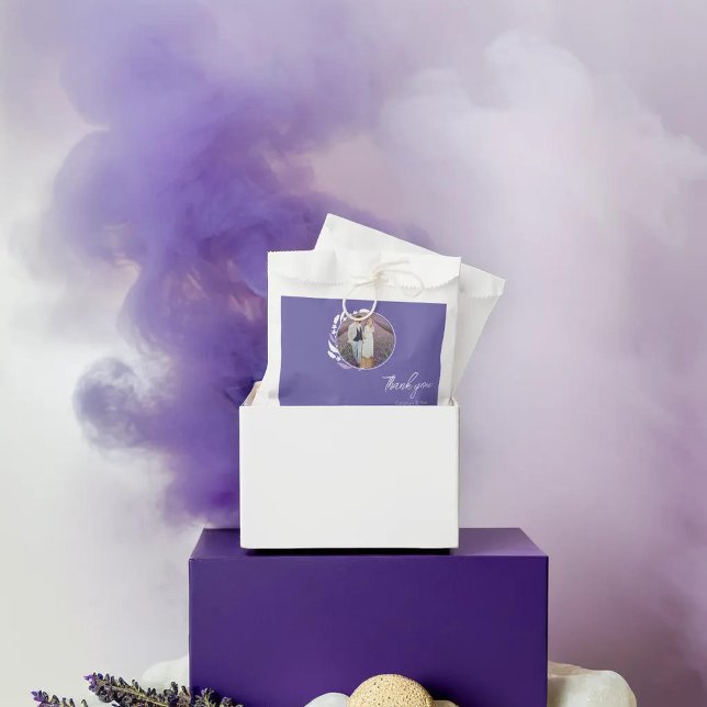 Sachets En Papier Sac à photo Favoriser en cercle fleuri violet (purple Floral Circle Couple Photo Favor Bag up a purple soft square surrounded with white rocks)