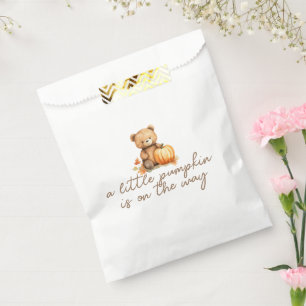 Sachets En Papier Un Petit Citrouille se trouve sur le chemin Baby s