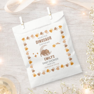 Sachets En Papier Un Petit Dinosaure Mignonne Se Trouve Sur Le Chemi