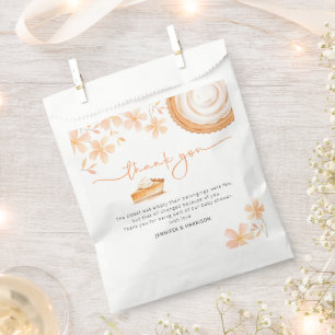 Sachets En Papier Un Petit Gâteau Mignon Est En Train De Cuire   Bab