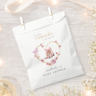 Sachets En Papier Une petite fille se trouve sur le Baby shower Way