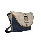 Hibou avec la moustache et le casquette