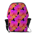 La ketmie fleurit le rose sur le noir