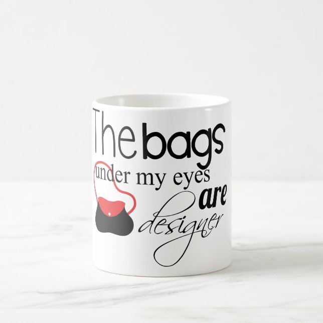 Sacs de concepteur sous ma tasse de café de yeux (Centre)