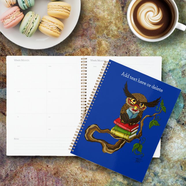 Sage bleu mignon hibou brun lisant des livres (Créateur téléchargé)