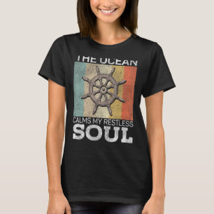 Sailing The Ocean Calms My Restless Soul Retro Vin T-Shirt