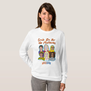 Saisissez la fin de support par le long T-shirt de