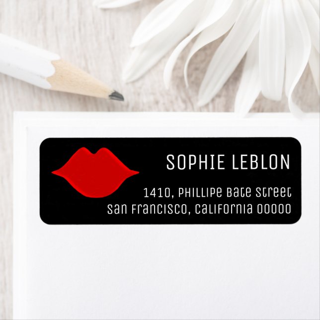 salon de beauté aux lèvres rouges gentil / élégant (En situation)