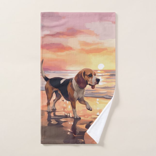 Sandy Paws Chien Beagle sur le coucher du soleil d (Serviette à main)