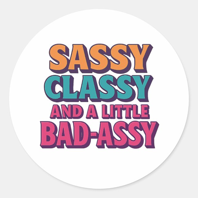 Sassy Classy et un petit Sticker à Mauvaise Assise (Devant)