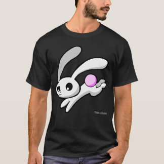 Sautent à cloche-pied le lapin avec un T-shirt