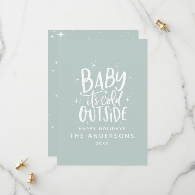 Save The Date Bébé son froid en dehors de la typographie Noël (Devant/Arrière en situation)