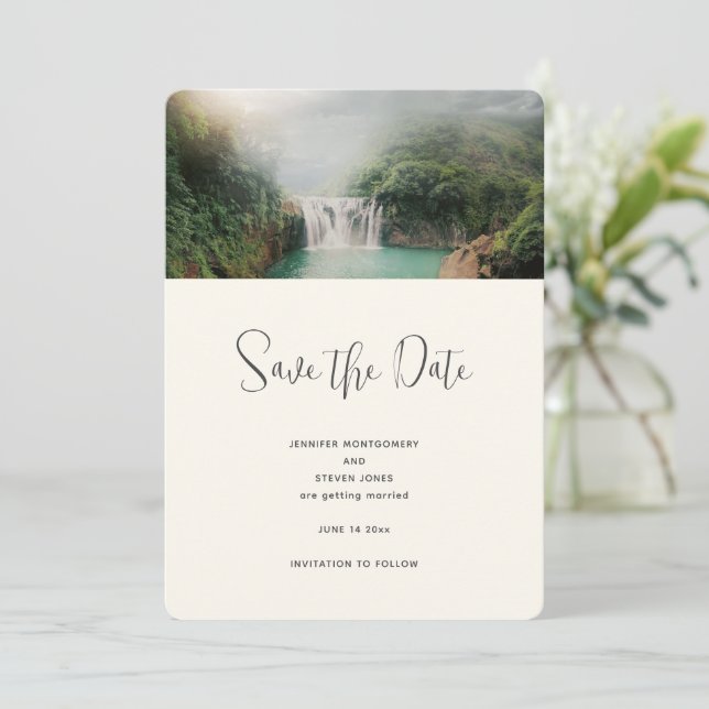 Save The Date Belle cascade d'un Mariage de Forêt Verte (Debout devant)