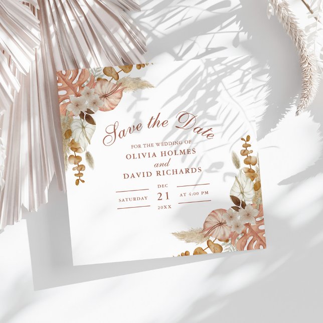 Save The Date Boho Floral Pampas Mariage en herbe Enregistrer la (Boho Floral Pampas Grass Wedding Save the Date on a sunny white table with neutral dry palm leaf.)