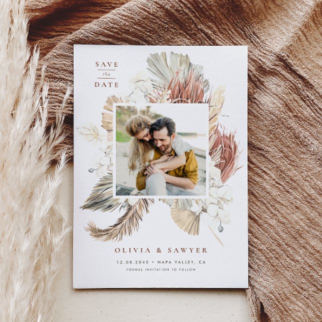 Save The Date Boho séché Palm Feuilles et Orchidées Blanches Pho (Photo save the date featuring a watercolor pampas grass, dried palm, orchids, and anthurium.)